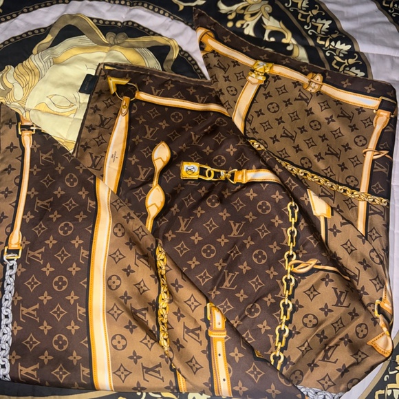 Louis Vuitton Silk Scarf RECEIPT INCLUDED - Picture 6 of 12